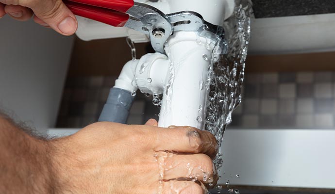 Professional repairing damaged water pipe