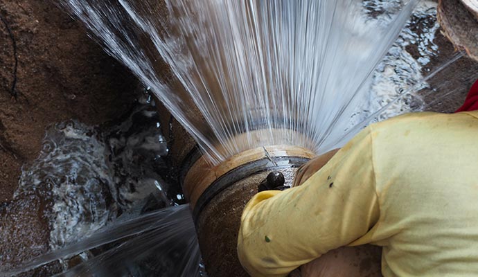 Expert repairing leaked water pipe Expert repairing leaked water pipe